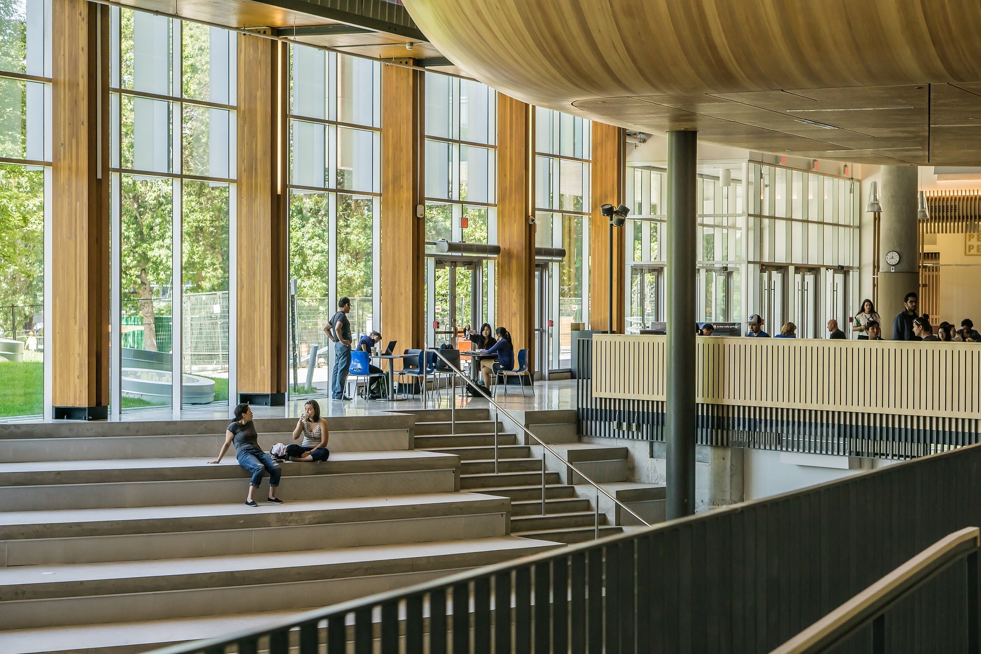 freundliches Foyer mit hohen Fenstern